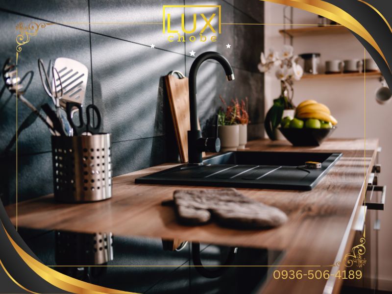 کابینت با ترکیب رنگ مشکی چوب