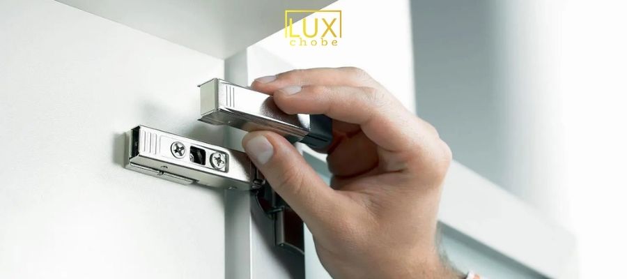 نصب و نمای نزدیک لولای نرم بند بلوم در کابینت آشپزخانه - گروه مهندسی لوکس چوب