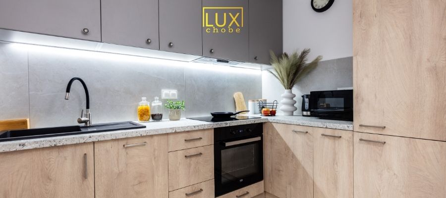 کابینت مدرن و بهینه برای آشپزخانه کوچک با طراحی هوشمند فضا توسط لوکس چوب مشهد