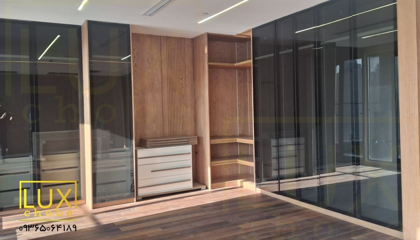 اجرای کلوزت روم لوکس با چوب و شیشه