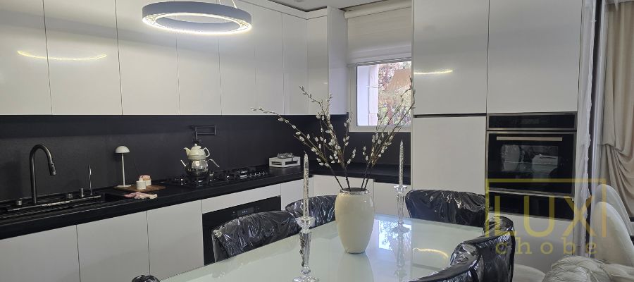 کابینت های مدرن تا سقف در نمای سمت پنجره